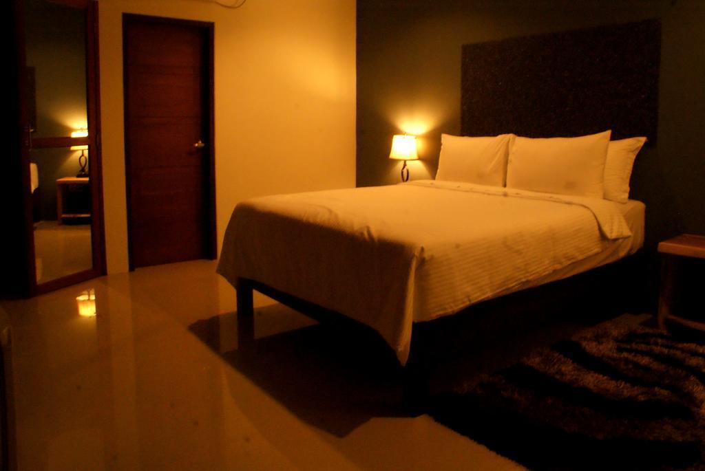 Taco Corner Apartment กีลีตราวางัน ห้อง รูปภาพ